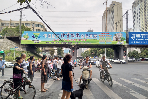解放路鐵路一橋涵洞橫跨廣告牌-拷貝.jpg 解放路鐵路一橋涵洞橫跨廣告牌-拷貝.jpg